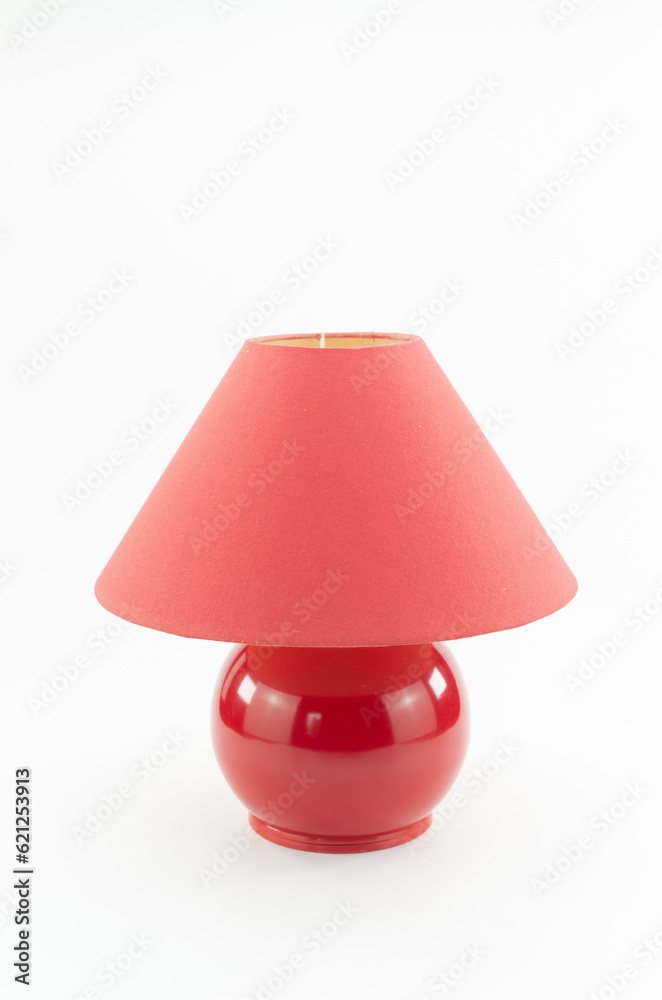 immagine primo piano di lampada da tavolo rossa con paralume rosso isolata su superficie bianca immagine primo piano di lampada da tavolo rossa con paralume rosso isolata su superficie bianca