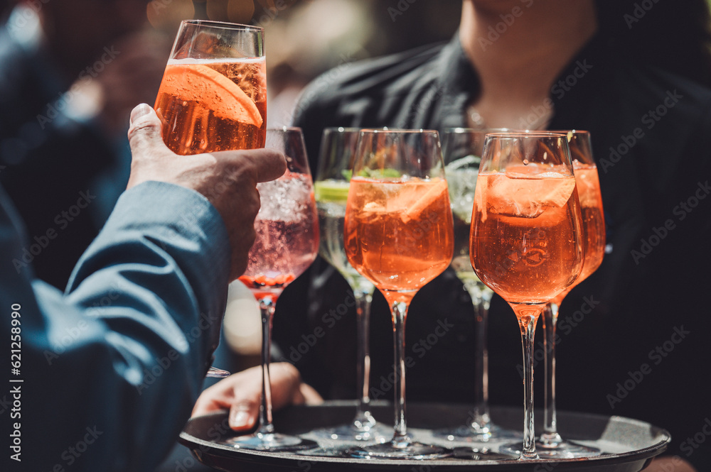 Wildberry Lillet & Aperol Spritz auf einer Feier Wildberry Lillet & Aperol Spritz auf einer Feier