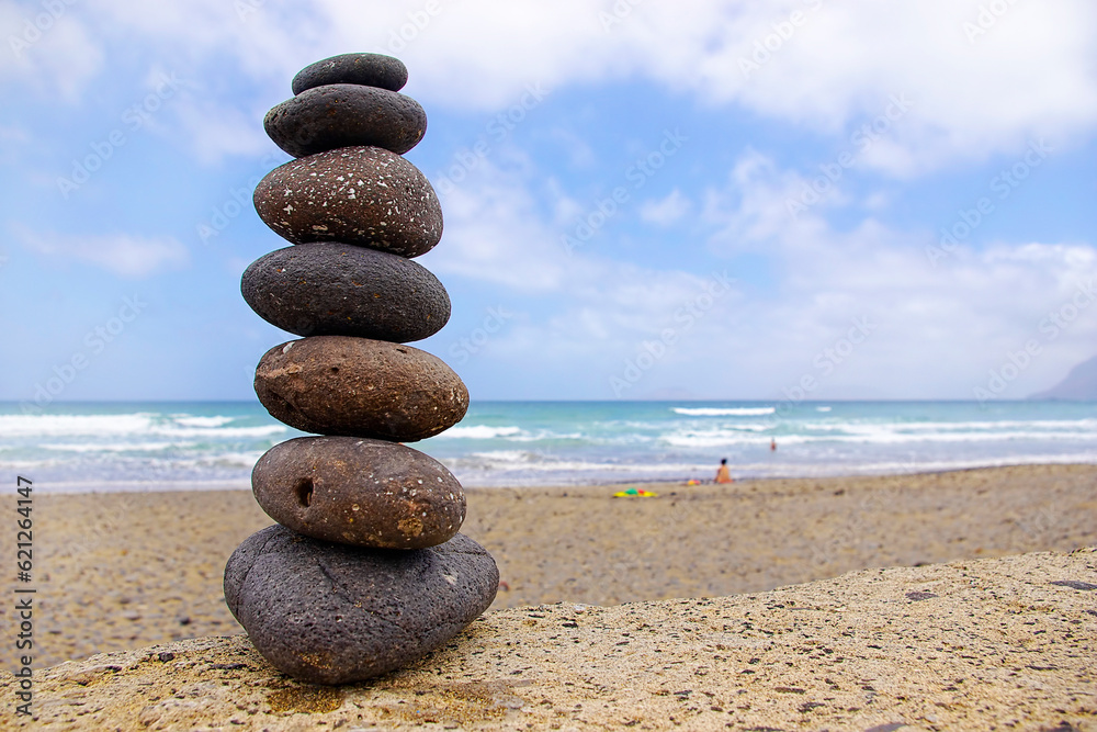 Steinpyramide mit Sommer, Sonne, Meeresstrand Steinpyramide mit Sommer, Sonne, Meeresstrand