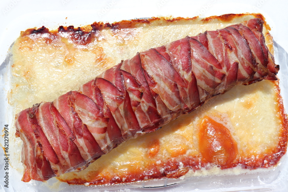 Gebackenes Schweinefilet im Speckmantel gefüllt mit Schinken und Käse ...