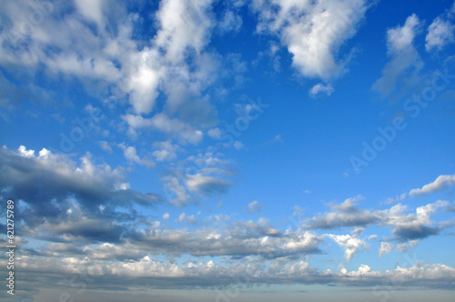 céu azul com nuvens  photo