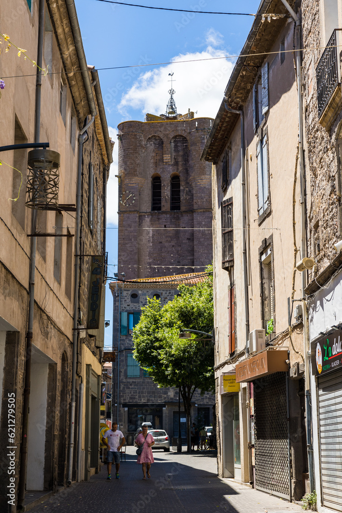 Clocher en pierre volcanique noire de la Cathédrale Saint-Etienne d'Agde depuis la Rue Honoré Muratet