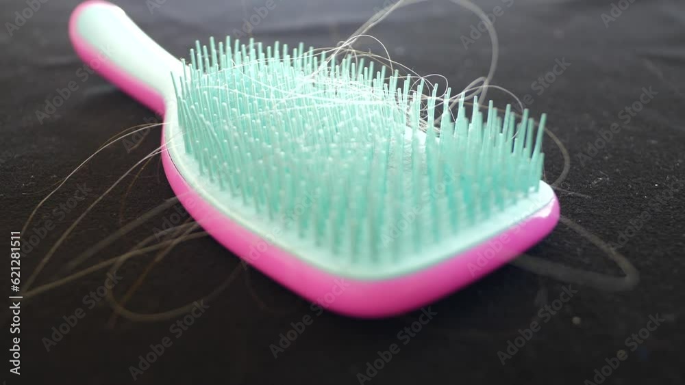 Vidéo Stock Lost hairs on the comb.Strands of hair stuck between the ...