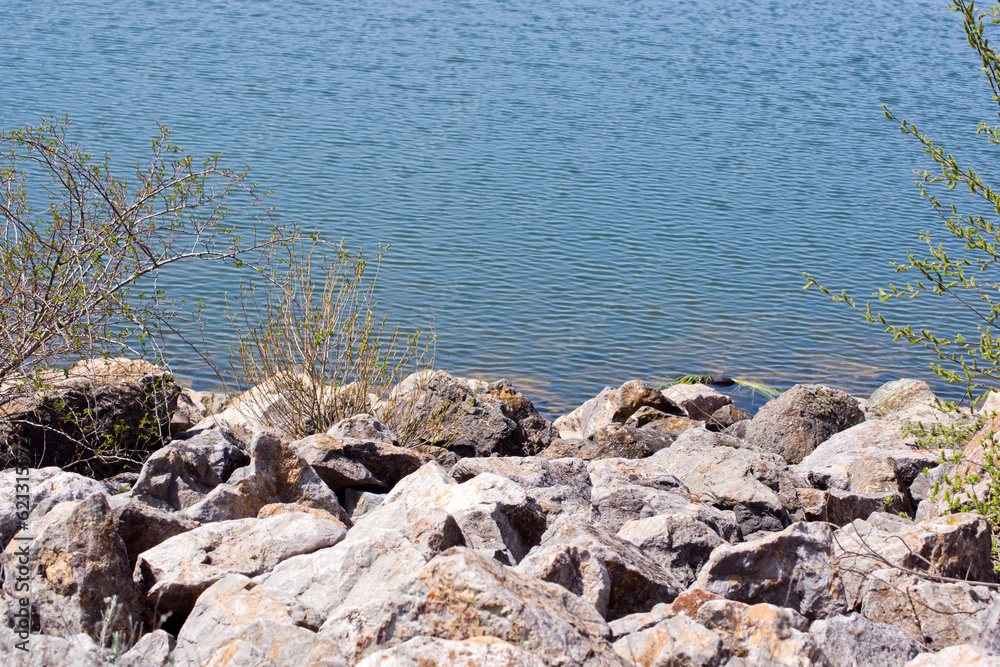 Obraz premium Piedras formando un dique