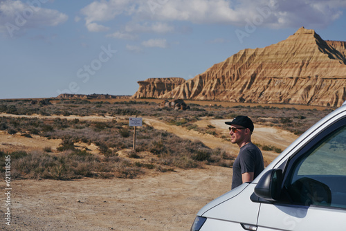 Homme dans désert devant van photo