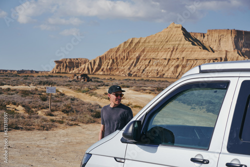 Homme devant van dans désert
