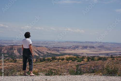 Femme de dos devant le panorama du desert des Bardenas Reales