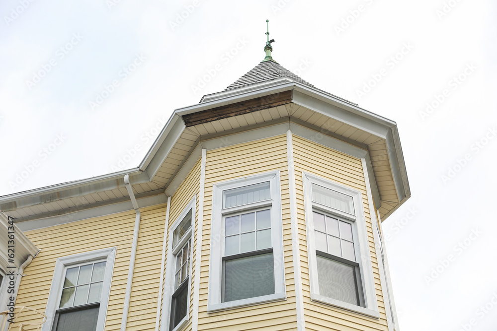suburban house stands empty, its foreclosure sign reflecting the financial recession and housing market crash, symbolizing the burden of mortgage rates suburban house stands empty, its foreclosure sign reflecting the financial recession and housing market crash, symbolizing the burden of mortgage rates