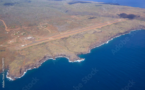 Aéroport de l'ile de Nuku hiva par prise aérienne  photo