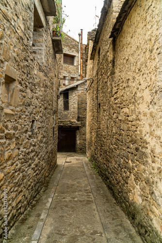 Fototapeta Naklejka Na Ścianę i Meble -  Narrow medieval street in the old town. Boltaña, Huesca (Aragón-Spain)