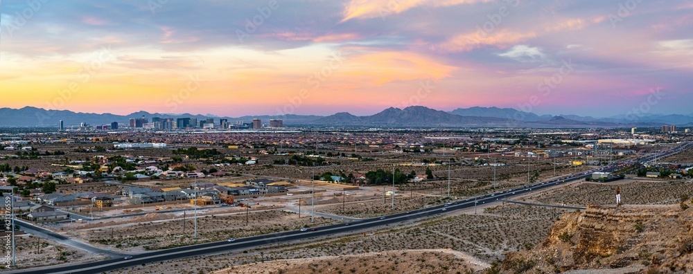 Fototapeta premium Dusk Magic: Las Vegas Valley Panorama Illuminated in Mesmerizing 4K Resolution