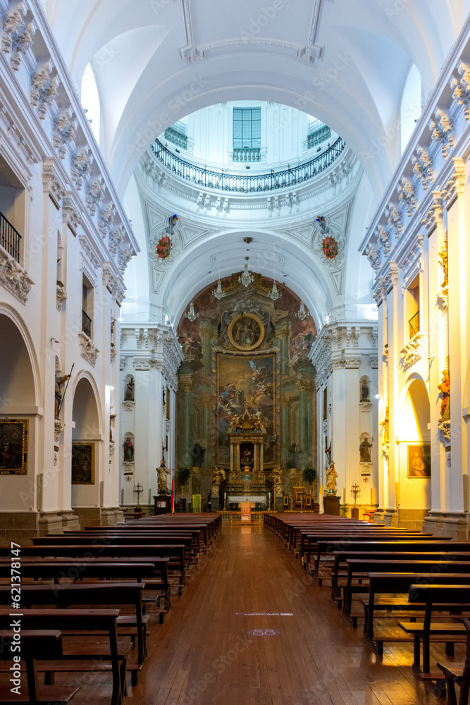 Interior de la Iglesia de los Jesuitas en Toledo, España