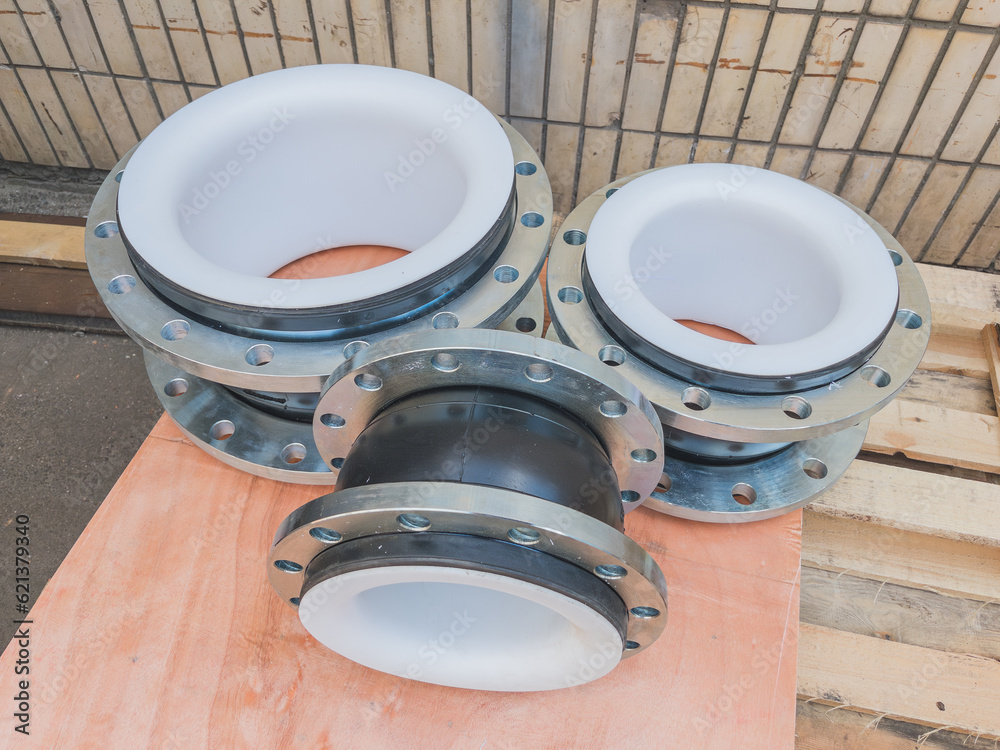 Rubber flange compensators with internal fluoroplastic coating