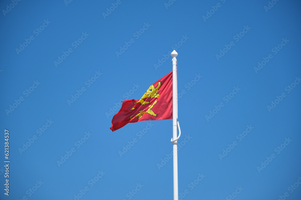 Drapeau de la Normandie sous le ciel bleu