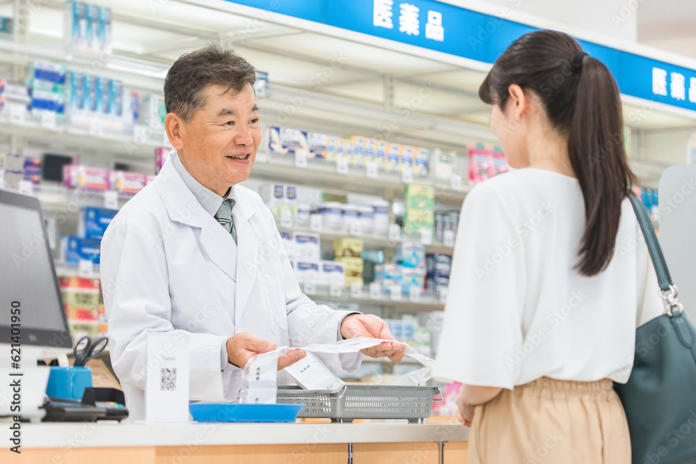 薬局・ドラッグストアで薬・処方せんの相談をする女性と薬剤師の男性
薬局・ドラッグストアで薬・処方せんの相談をする女性と薬剤師の男性