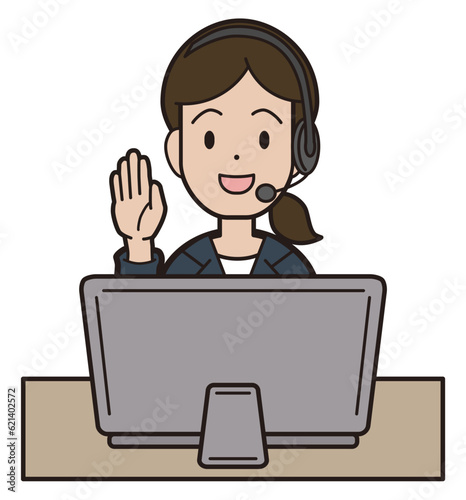 パソコン入力をしながら電話応対をするスーツの若い女性　コールセンター　リモートワーク　笑顔 挙手