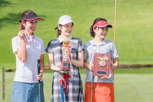 ゴルフ場でゴルフコンペ・大会・賞をもらうゴルファーの女性
 photo