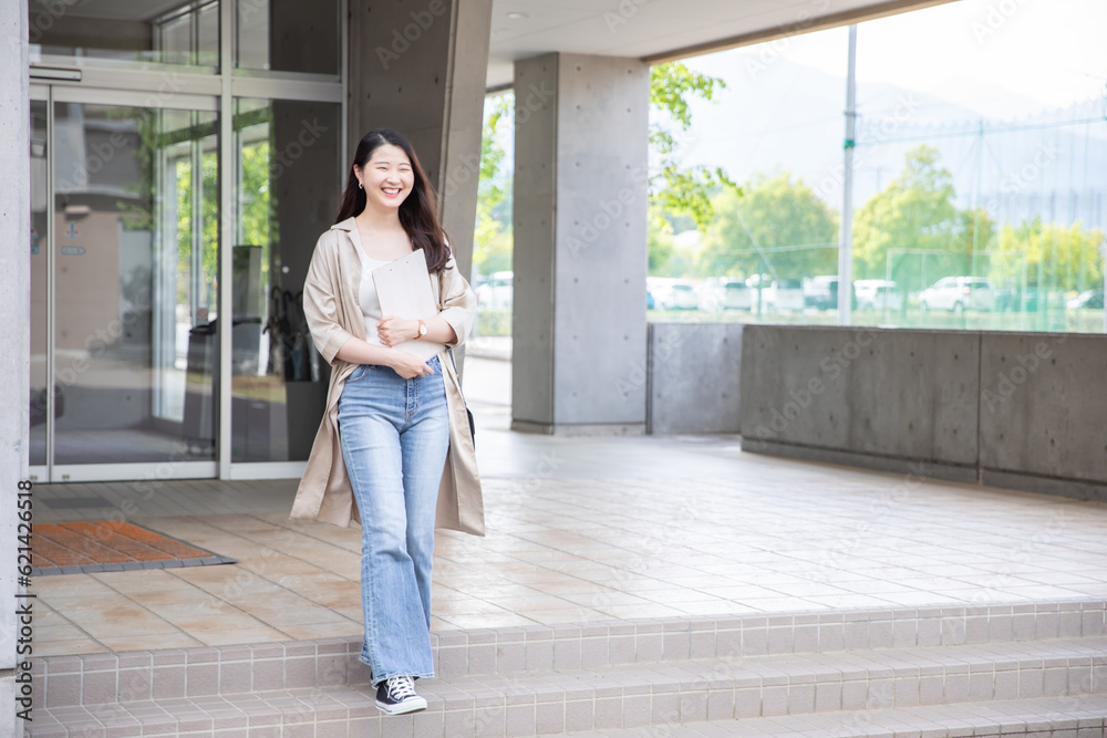 キャンパスを歩く女子大生
person walking on the street キャンパスを歩く女子大生
person walking on the street