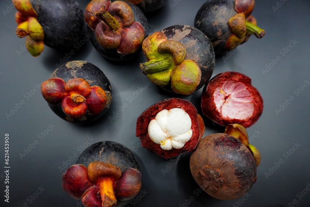 Obraz premium Mangosteen, Mangosteen group on black background, white meat
