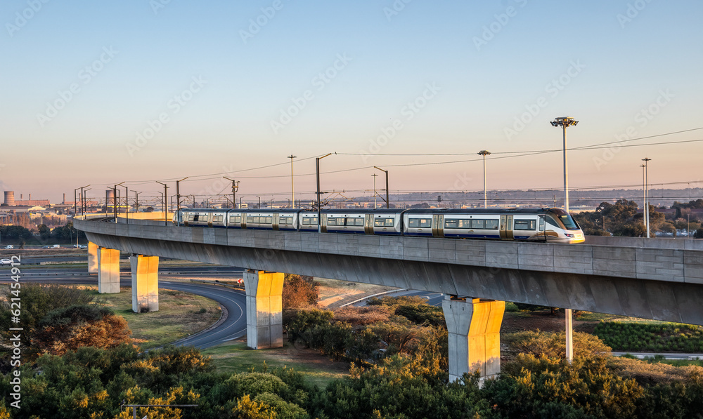 Obraz premium A high speed train on a raised track arrives at Johannesburg airport