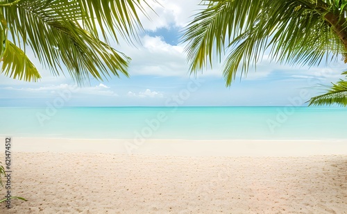 椰子の葉の間から見えるビーチ