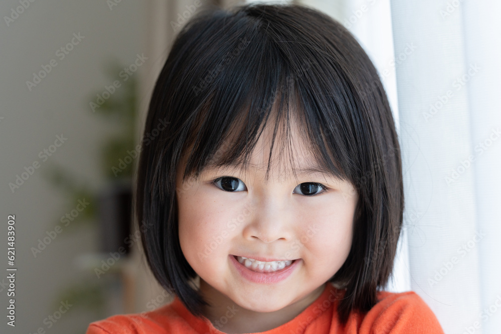 笑顔の5歳の子供 笑顔の5歳の子供