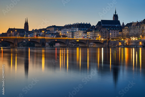 Frühmorgens in Basel bei der Mittleren Brücke. Kurz nach der blauen Stunde werden die Brückenbögen und die Altstadt von der Sonne angestrahlt © Christian Bieri