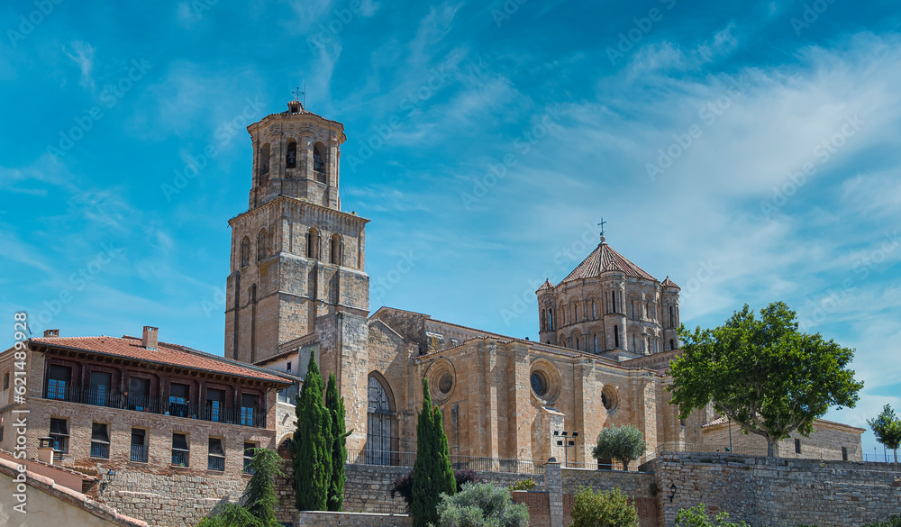 Panorámica de la colegiata de estilo románico siglo XII de santa María la mayor en la villa de Toro, España