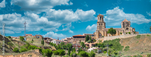 Vista alejada de la colegiata románica siglo XII de Santa María la mayor en la villa de Toro, España