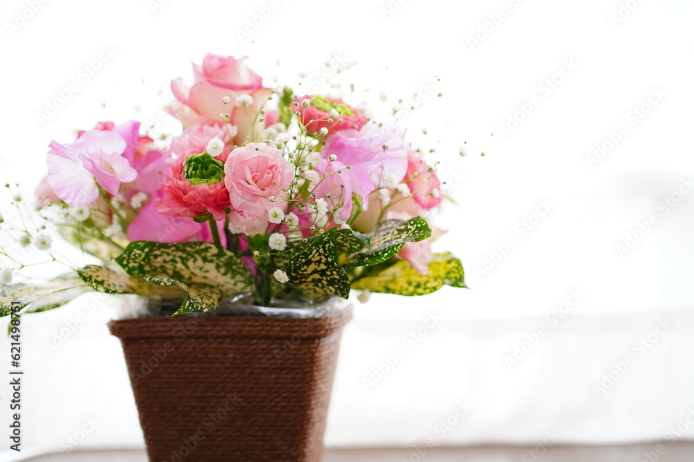 花、ピンクの花、フラワーアレンジメント、寄せ植え、カーテン、室内、バラ、カスミソウ、ピンク、白、グリーン、植木鉢、籠、可愛い、綺麗、ブーケ、お花