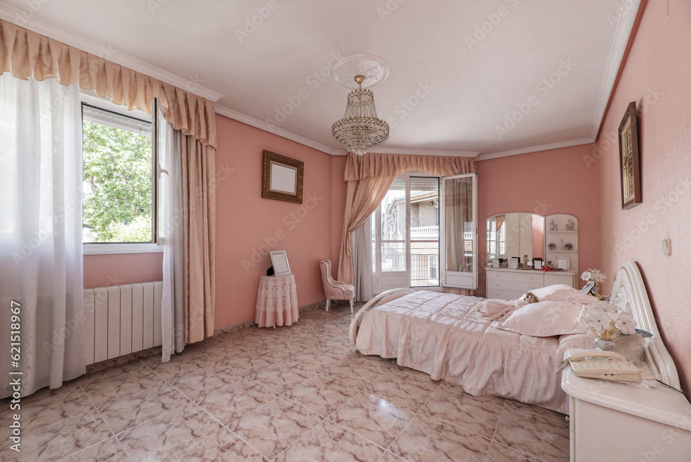 Fototapeta premium A spacious bedroom with a garish pink