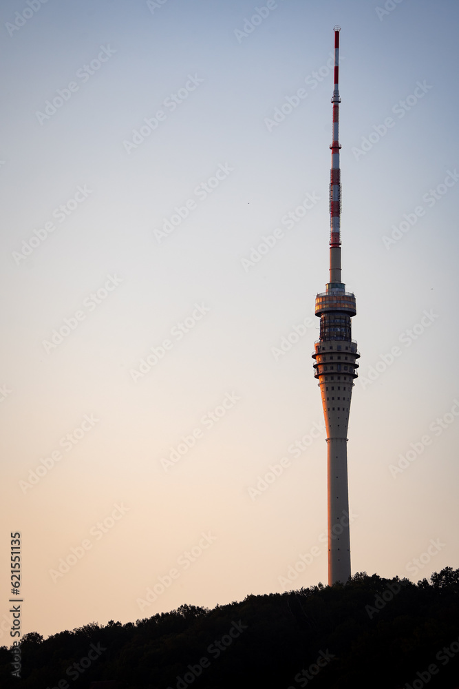 Fernsehturm Dresden ganz nah im Abendlicht