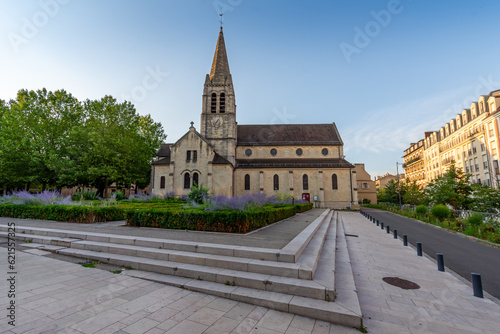 Vue extérieure de l’église Saint-Rémi de Maisons-Alfort, France, dans le département français du Val-de-Marne, église catholique dont les parties les plus anciennes datent du 12ème siècle