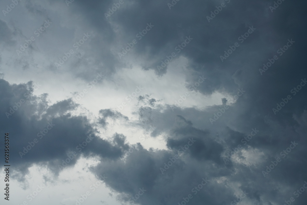 Bedeckter Himmel mit dramatischer Stimmung Bedeckter Himmel mit dramatischer Stimmung