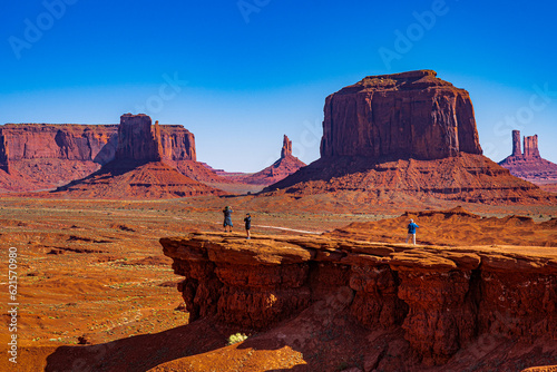 Visitors to John Ford point admire the view of Monument Valley © TomR