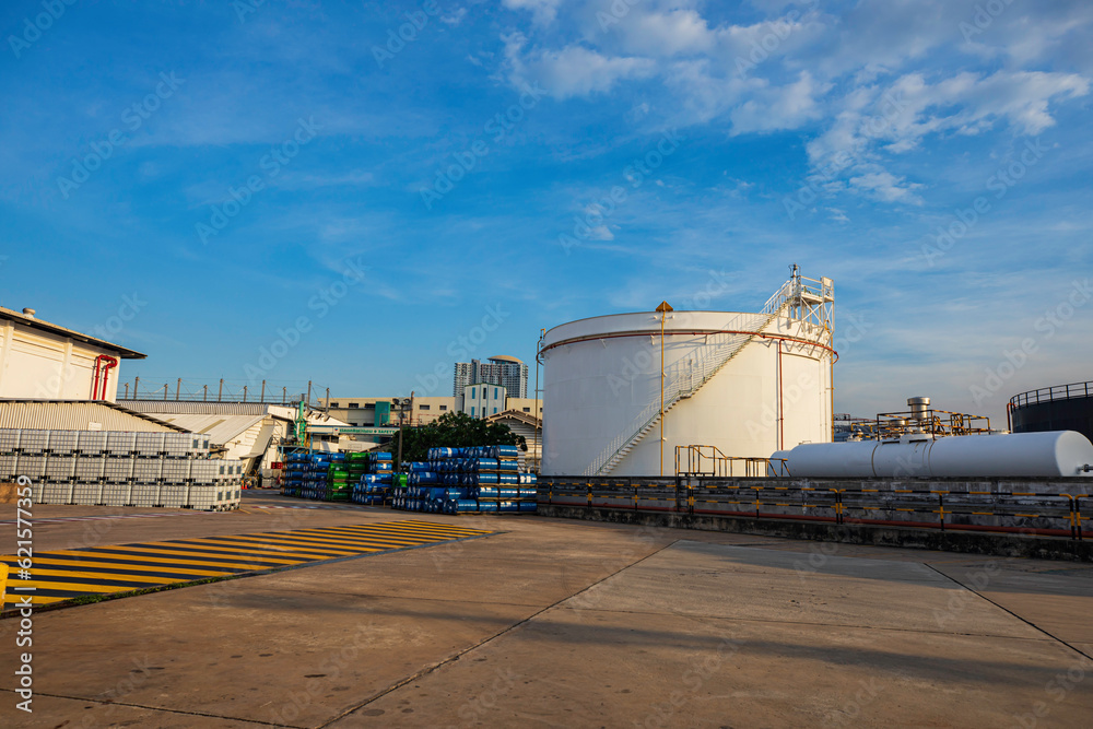 Obraz premium The industrial with the sunrise sky