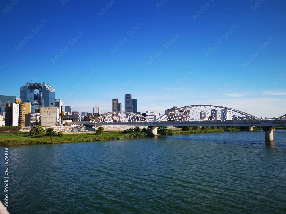 Naklejka premium 淀川とスカイビル