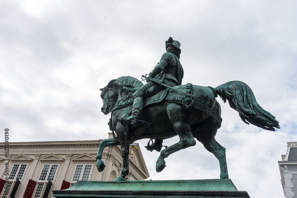 Statue of a horse in front  of Noordeinde Palace