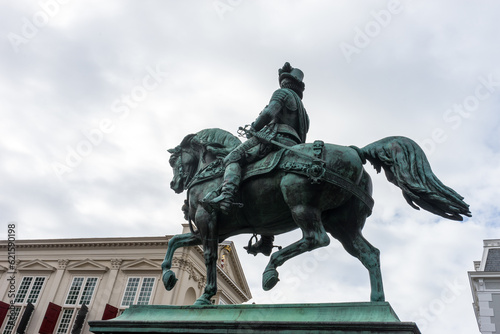 Statue of a horse in front of Noordeinde Palace