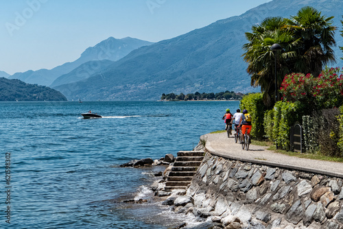 Foto Cycling scene on Lake Como waterfront