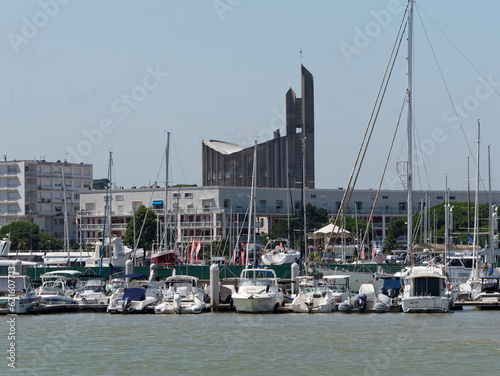 Église Notre-Dame de Royan et le port