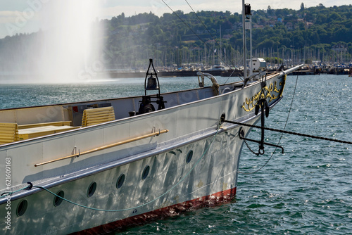 Bateau de croisière à vapeur dans la rade de Genève