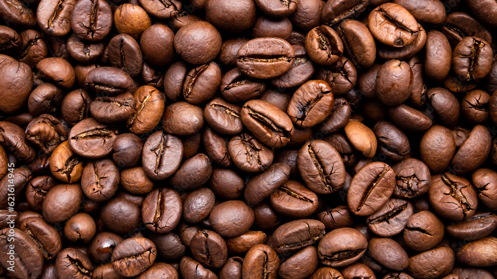 Obraz premium A close-up of roasted coffee beans can be used as a background for your coffee project