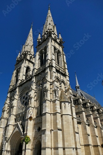 La façade de la cathédrale Notre-Dame-de-l'Annonciation de Moulins