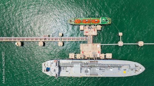Tableau sur toile crude oil floating station in sea, bridge pipeline load unloading crude oil from