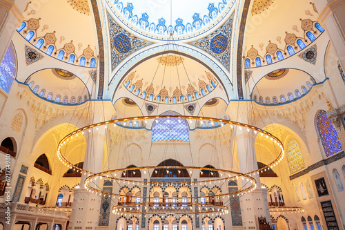 Canvas Print Interior view of the Camlica Mosque in Istanbul, Turkey.