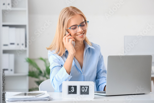 Young businesswoman with la...