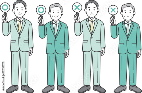 ⚪︎と×の札を上げる男性ビジネスマン