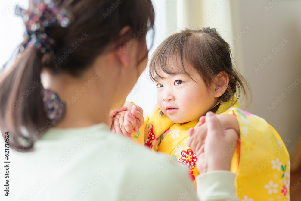 七五三の振袖を着た女の子とお母さん 七五三の振袖を着た女の子とお母さん