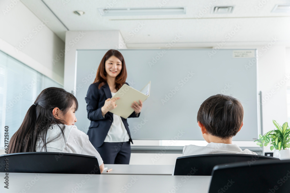 Fototapeta premium 学習塾の講師と生徒 Lecturer and student at cram school